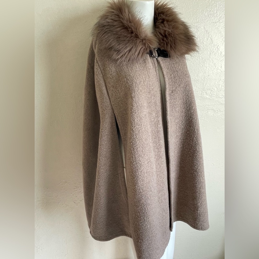 Elegant Tan Cape with Faux Fur Collar